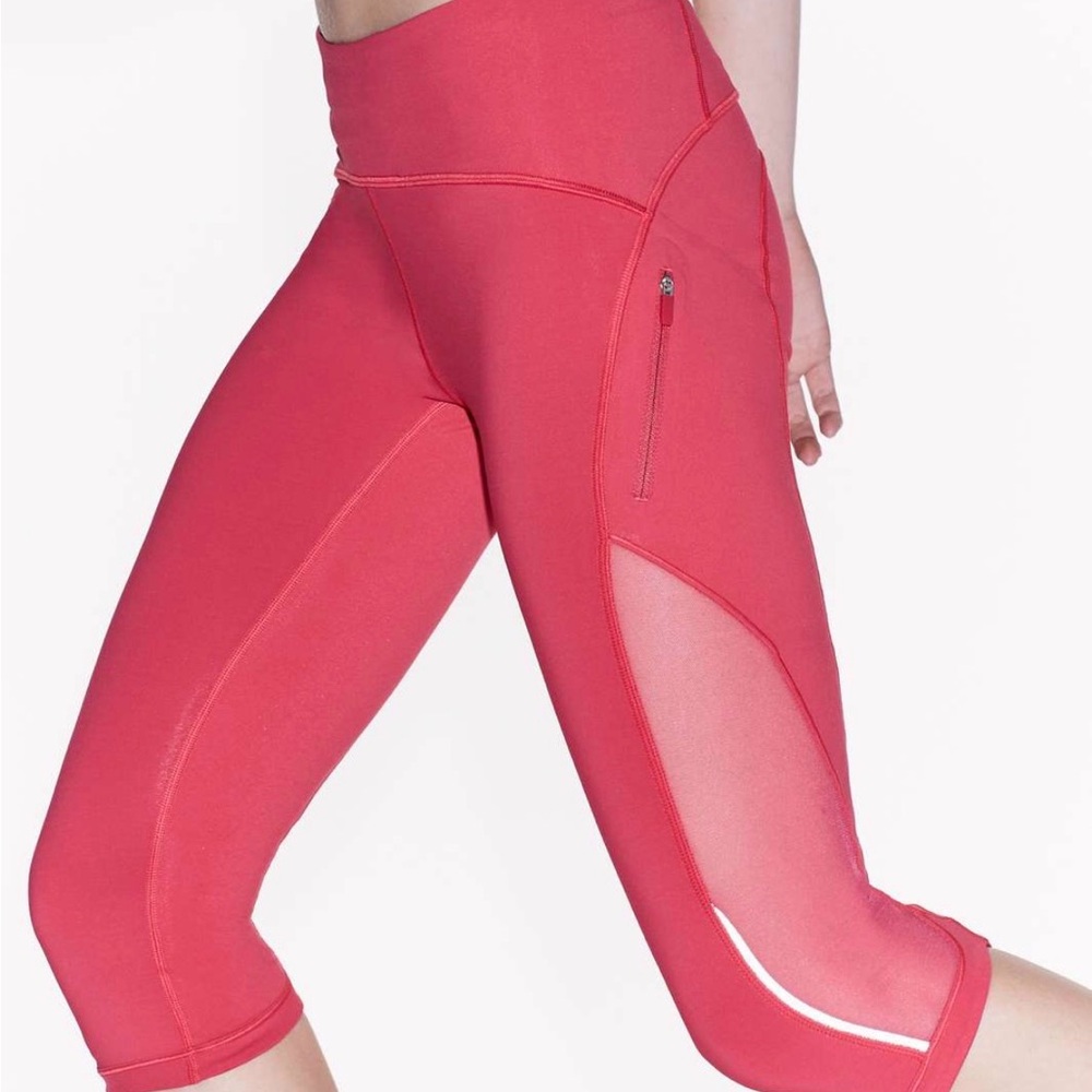 Lululemon Sun Runner Crop 17" leggings in Fuchsia Pink.
